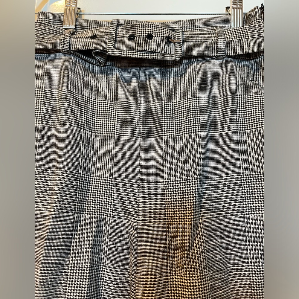 Women’s high waisted pants.